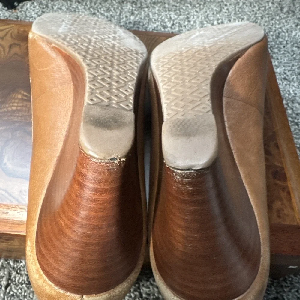 Tory Burch Women's Sally Closed Toe Wedge Size 8.5 M Leather Preppy Office